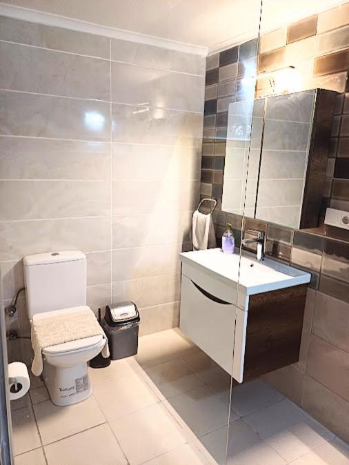 Апартаменти Paddys Apartments, Hisaroenue *
